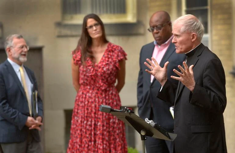 Picture with four people at a press event