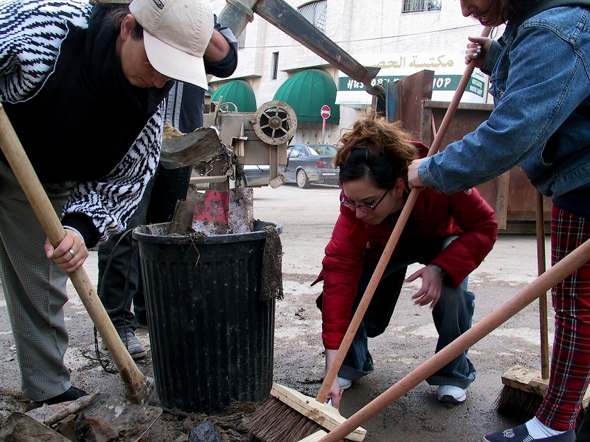 people spontaneously cleaning the streets the day the Israeli military withdrew. Photo by Peter Shafer.